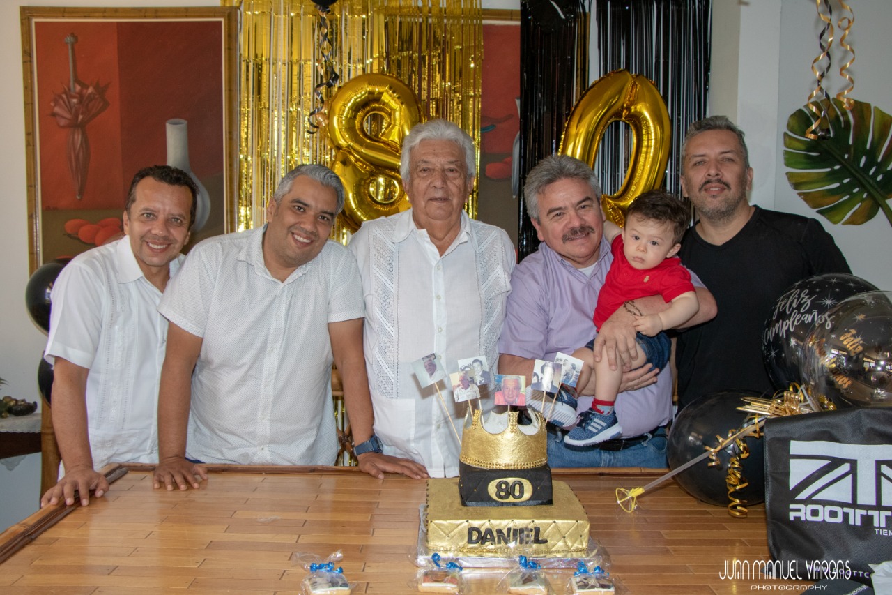 Izquierda a derecha. Juan Manuel Vargas, Daniel Guillermo Vargas, Daniel Vargas el cumpleañero, Fran Dairo Vargas, el nieto Federico y Diego Felipe Vargas.